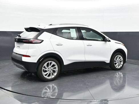 Used 2023 Chevrolet Bolt EUV LT w/ Driver Confidence Package FWD image 2