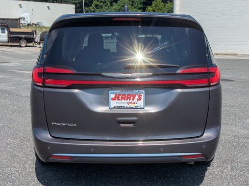 Used 2023 Chrysler Pacifica Touring-L FWD image 7