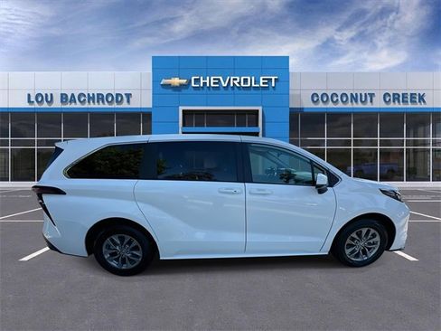Used 2024 Toyota Sienna LE image 9