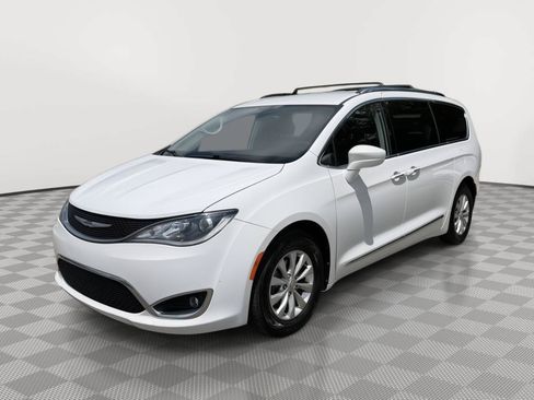 Used 2018 Chrysler Pacifica Touring-L Plus FWD image 5