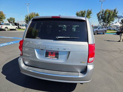 Used 2018 Dodge Grand Caravan SE w/ UConnect Hands-Free Group FWD image 5