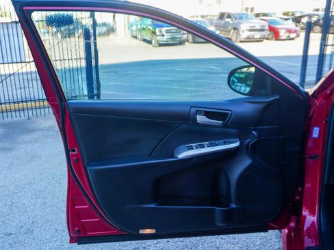 Used 2014 Toyota Camry SE image 12