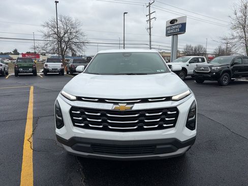 Used 2025 Chevrolet Equinox LT image 2
