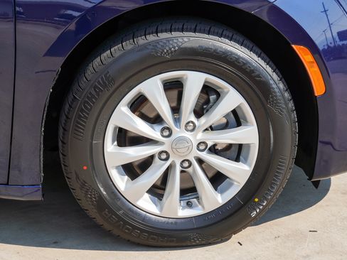 Used 2018 Chrysler Pacifica Touring-L FWD image 10