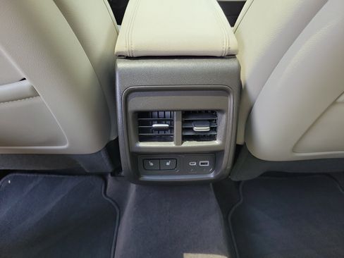 Used 2023 Cadillac XT4 Luxury w/ Cold Weather Package FWD image 13