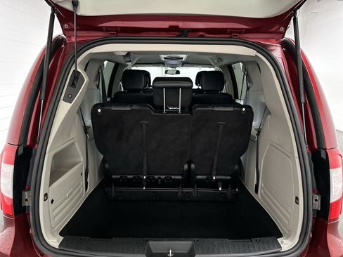 Used 2016 Chrysler Town & Country Touring FWD image 12