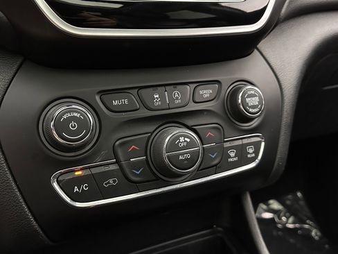 Used 2019 Jeep Cherokee Limited w/ Technology Group FWD image 18