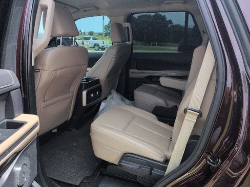 Used 2023 Ford Expedition XLT RWD image 6