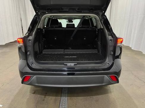 Used 2022 Toyota Highlander XLE AWD/4WD image 13