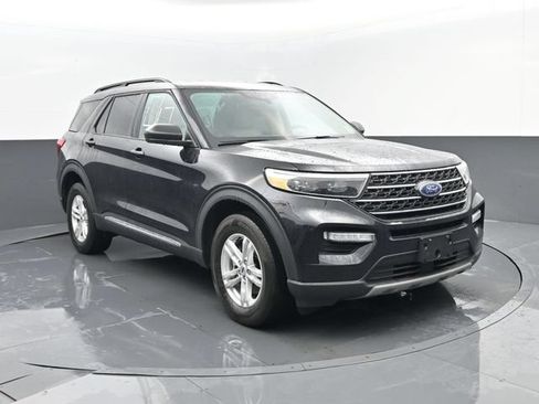Used 2023 Ford Explorer XLT w/ Equipment Group 202A AWD/4WD image 3