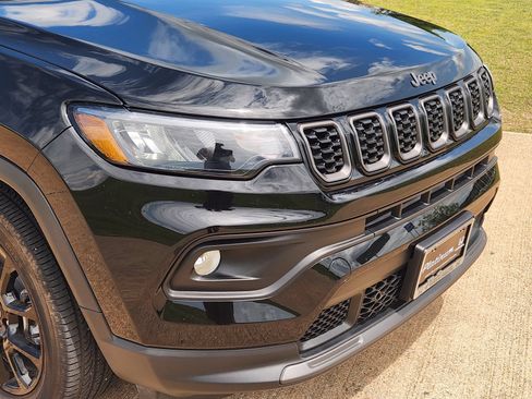 Used 2026 Jeep Compass Latitude AWD/4WD image 12