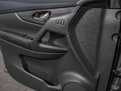 Used 2018 Nissan Rogue SV w/ Premium Package image 19