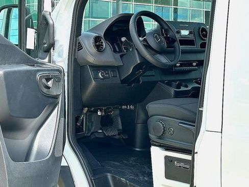 Used 2025 Mercedes-Benz Sprinter 2500 image 16