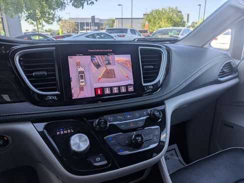 Used 2022 Chrysler Pacifica Limited FWD image 9