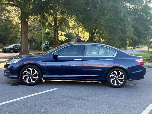 Used 2017 Honda Accord EX image 3