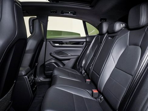 Certified 2025 Porsche Macan Electric image 17