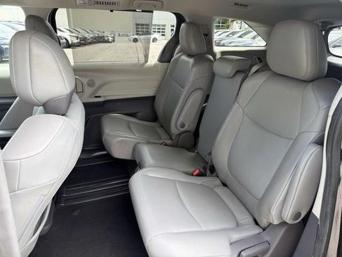 Used 2021 Toyota Sienna XLE FWD image 13
