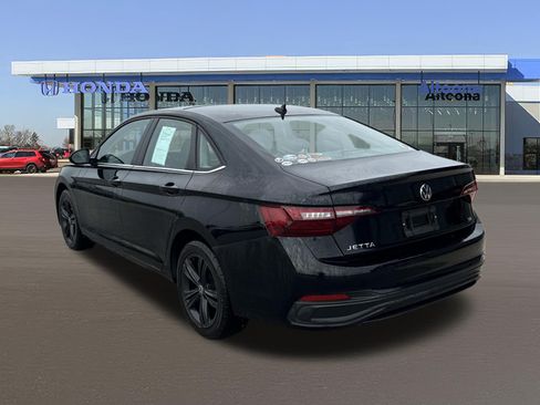 Used 2023 Volkswagen Jetta SE FWD image 3
