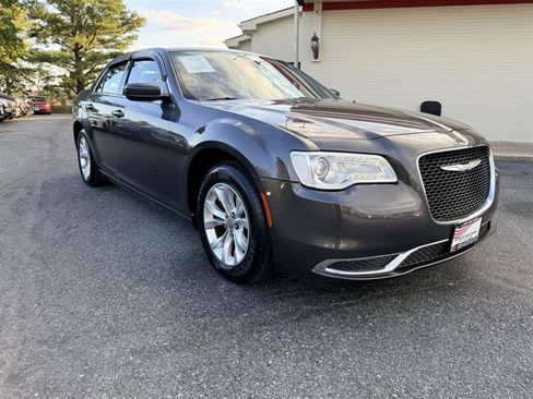 Used 2016 Chrysler 300 Limited RWD image 3