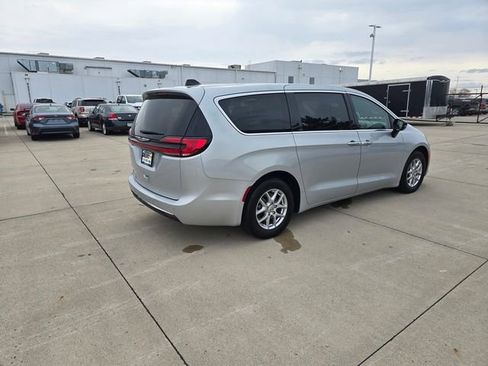 Used 2024 Chrysler Pacifica Touring-L FWD image 13
