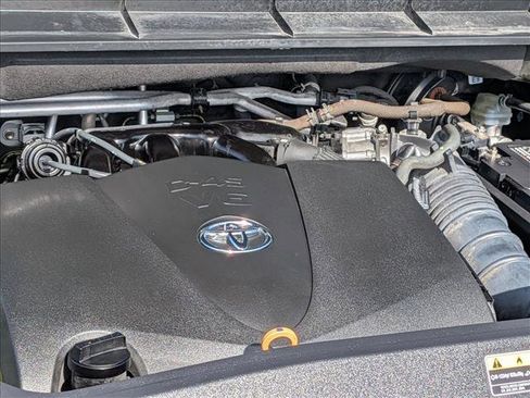 Used 2022 Toyota Highlander XLE FWD image 22