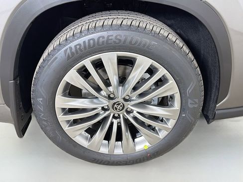 New 2026 Toyota Highlander Platinum image 27