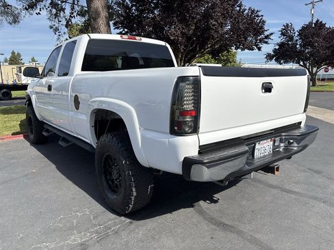 Used 2005 GMC Sierra 2500 SLE w/ Skid Plate Package AWD/4WD image 9