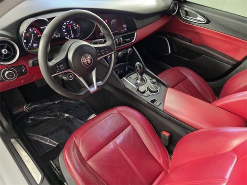 Used 2019 Alfa Romeo Giulia image 11