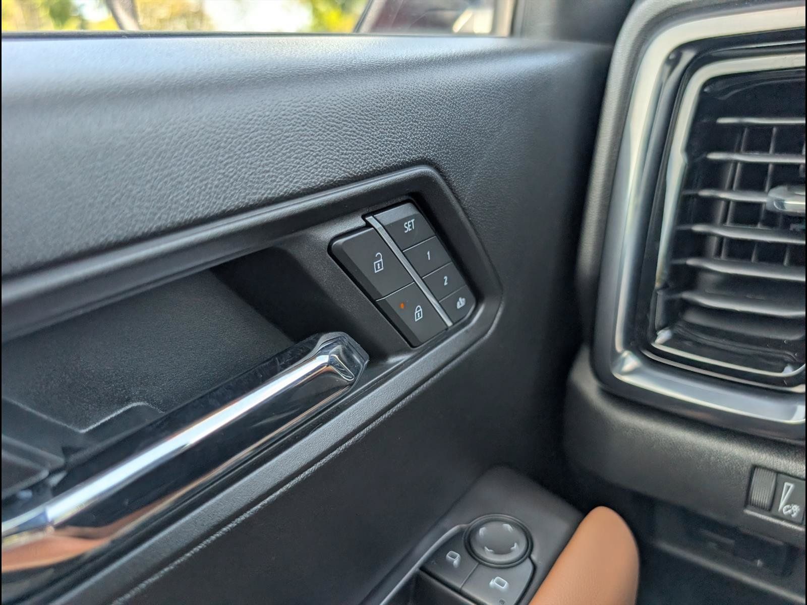 Used 2025 GMC Canyon AT4 w/ Technology Plus Package AWD/4WD image 17