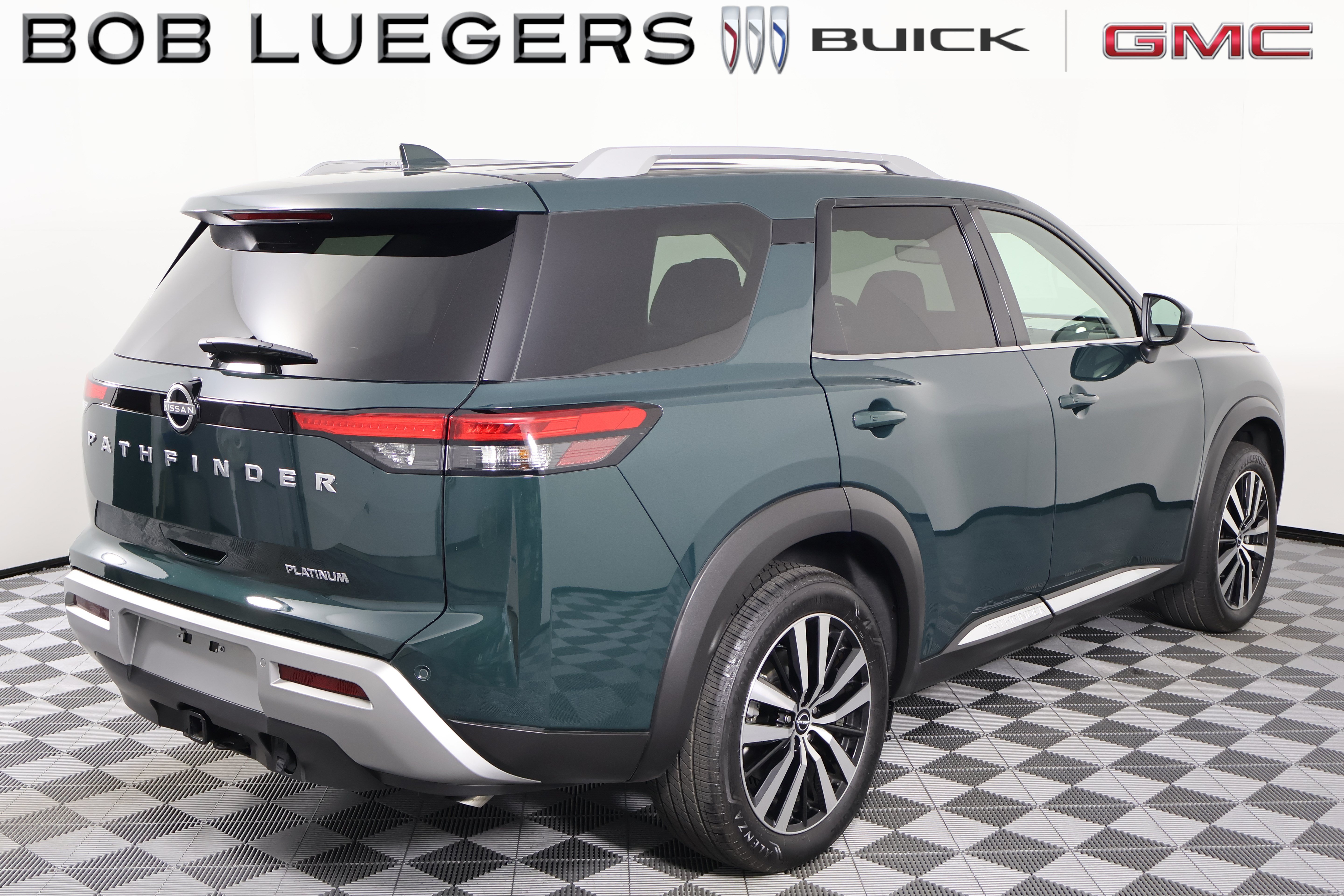 Used 2025 Nissan Pathfinder Platinum FWD image 5
