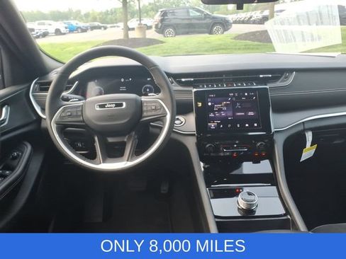 Used 2025 Jeep Grand Cherokee Altitude AWD/4WD image 10