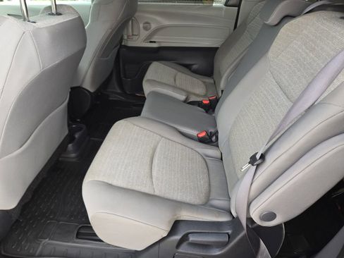 Used 2024 Toyota Sienna LE image 17