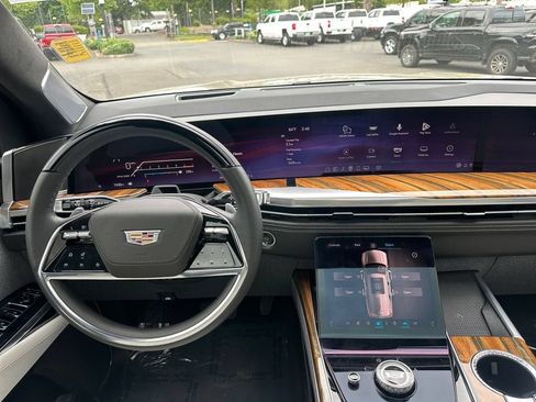 Certified 2025 Cadillac Escalade ESV Premium Luxury Platinum AWD/4WD image 17