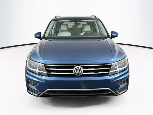 Used 2019 Volkswagen Tiguan SE w/ Panoramic Sunroof Package FWD image 2