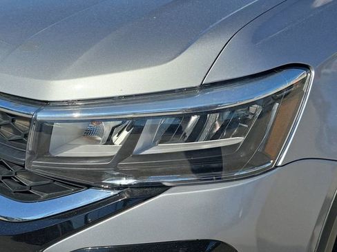 Used 2024 Volkswagen Taos SE image 10