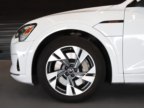 Used 2023 Audi e-tron Premium w/ Convenience Plus Package image 5