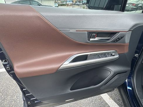 Used 2023 Toyota Venza Limited image 9