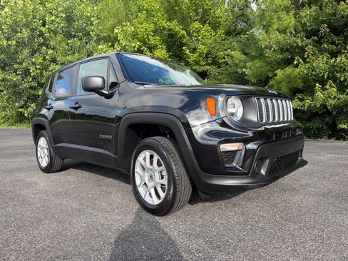Used 2023 Jeep Renegade Latitude AWD/4WD image 2