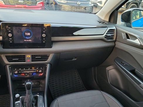 Used 2025 Volkswagen Taos SE image 3