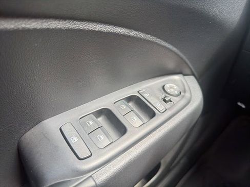 Used 2024 Hyundai Venue Limited FWD image 11