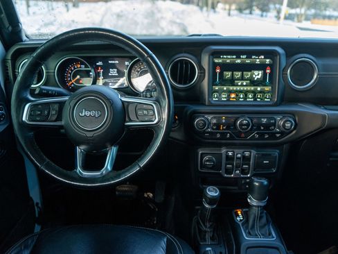 Used 2018 Jeep Wrangler Unlimited Sahara w/ Uconnect 4C Nav & Sound Group image 13