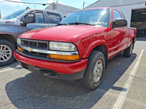 Used 2002 Chevrolet S10 Pickup LS w/ LS Preferred Equipment Group AWD/4WD image 1