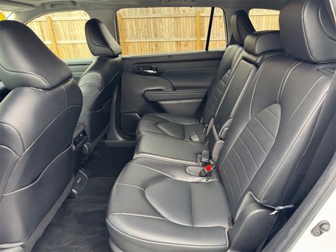 Used 2022 Toyota Highlander XLE image 19