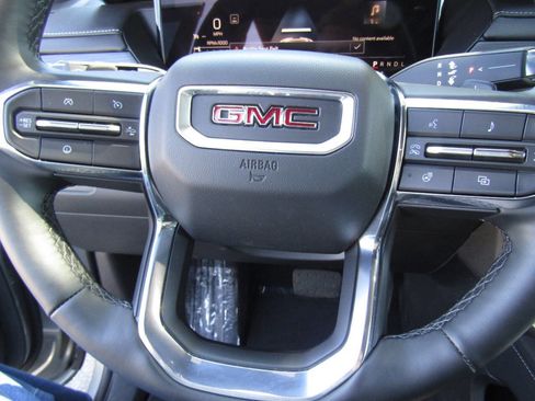 Used 2025 GMC Acadia Elevation w/ Elevation Premium Package AWD/4WD image 17