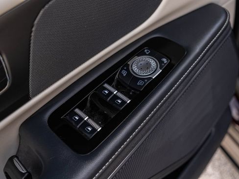 Used 2024 Lincoln Nautilus Reserve AWD/4WD image 12