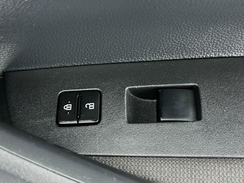 Used 2025 Toyota Corolla LE image 28