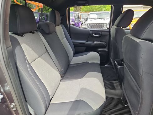 Used 2021 Toyota Tacoma TRD Off-Road w/ Technology Package AWD/4WD image 15