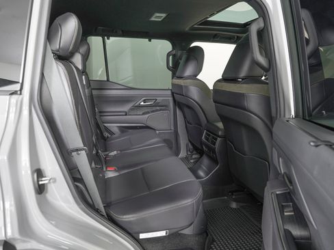 Used 2024 Lexus GX 550 image 11