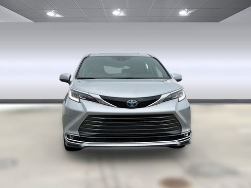 Used 2022 Toyota Sienna Limited image 6