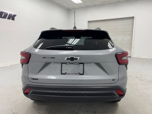 New 2026 Chevrolet Trax LT w/ Midnight Edition FWD image 6